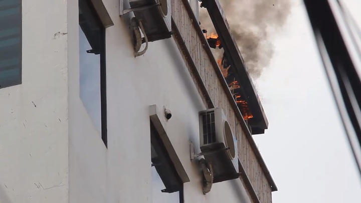 Cháy khách sạn ở Hà Nội, khách nước ngoài hốt hoảng chạy thoát thân