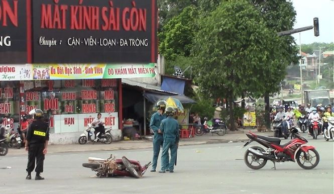 Bình Dương: Bị xe buýt cán qua người, 2 thiếu nữ nguy kịch