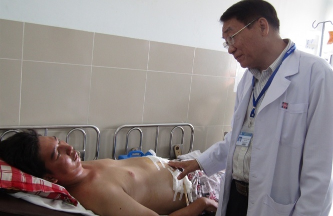 Vừa ăn vừa nói chuyện, người đàn ông nhập viện cấp cứu vì mắc nghẹn nấm đông cô