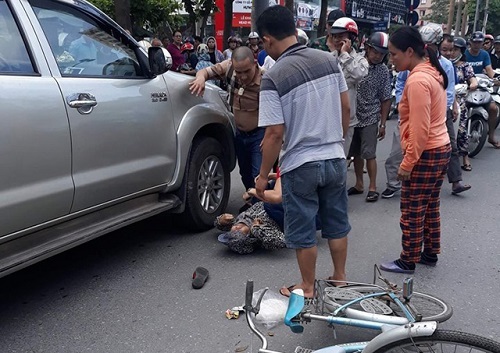 Khởi tố nam tài xế lùi xe ngược chiều cán chết cụ bà