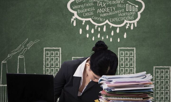 Hy sinh tuổi xuân để chịu đựng khổ đau công sở. Liệu có đáng?