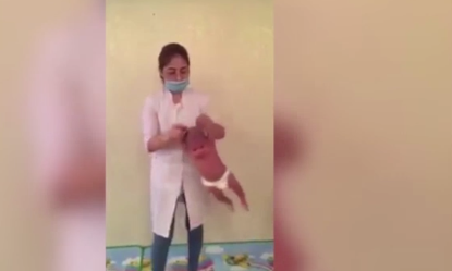 Rùng mình xem clip người phụ nữ massage cho trẻ sơ sinh như đang 'bạo hành'