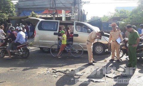 Xe tải va chạm xe du lịch, 6 người bị thương