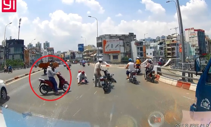 Clip: Thanh niên chạy lấn làn, gây tai nạn rồi thản nhiên bỏ đi