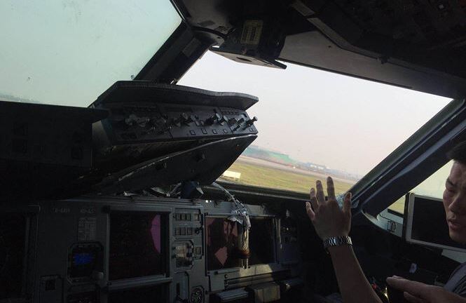 Máy bay rụng cửa kính, phi công bị hút nửa người ra ngoài buồng lái