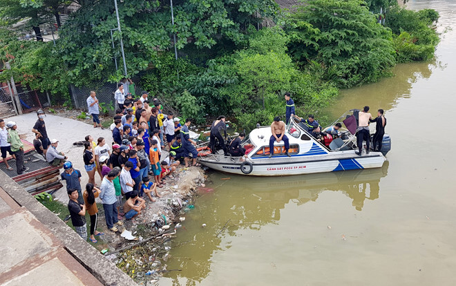 Theo bạn tắm kênh, bé trai 8 tuổi đuối nước tử vong