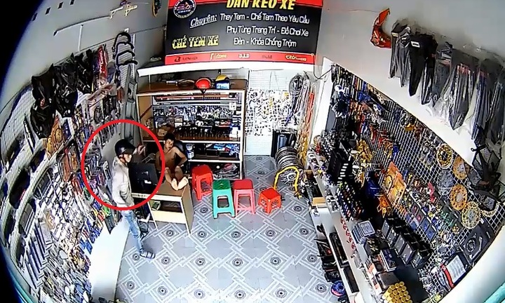 Clip: Trộm táo tợn vào cửa hàng 