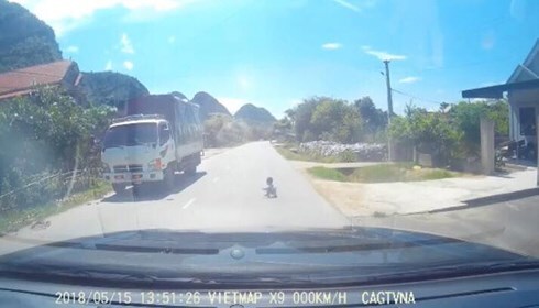 Video: Thót tim cảnh bé trai bò trên quốc lộ giữa trưa nắng nóng