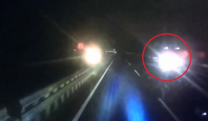 Video: Ô tô chạy ngược chiều trên cao tốc Hà Nội- Hải Phòng lúc nửa đêm