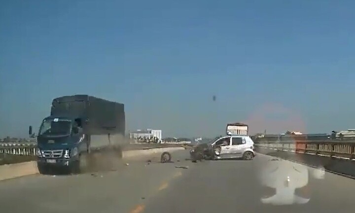 Video: Taxi chạy lấn làn bị xe tải tông nát đầu