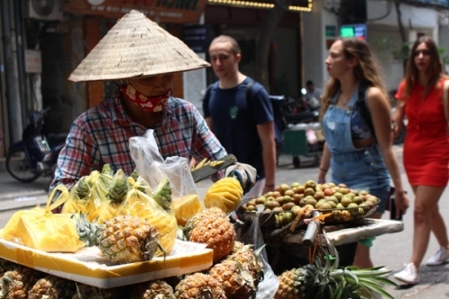 Vật vã mưu sinh dưới cái nắng như đổ lửa của Hà Nội