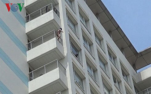 Thanh niên xăm trổ, khỏa thân đòi nhảy từ tầng 10 bệnh viện xuống