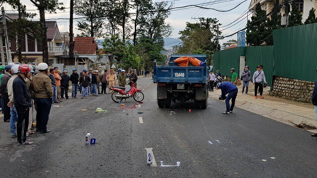 Lâm Đồng: 2 người thương vong vì va chạm với xe tải