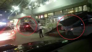 Clip: Hàng rào chắn bị gió to thổi sập, đè lên ô tô ở sân bay Nội Bài