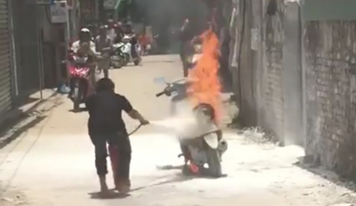 Video: Người phụ nữ bất lực nhìn chiếc xe máy bốc cháy dữ dội