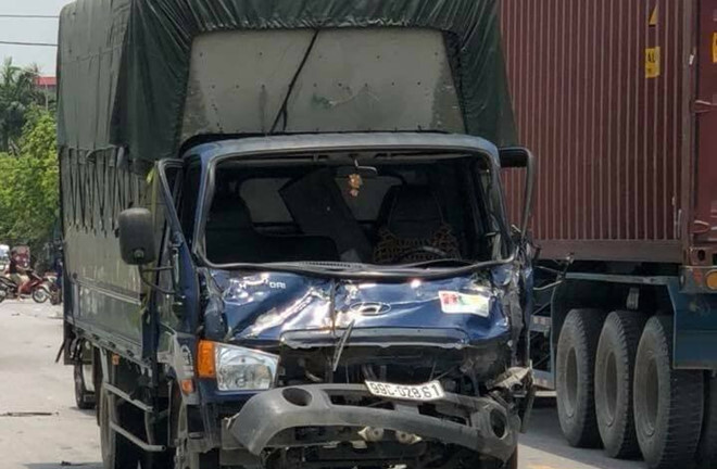 Xe máy đối đầu xe tải, 2 thanh niên tử vong tại chỗ