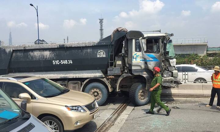 Tránh rào chắn, container đâm xe tải rồi bốc cháy trên cầu