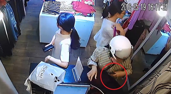 Video: Người phụ nữ vờ mua hàng rồi trộm điện thoại