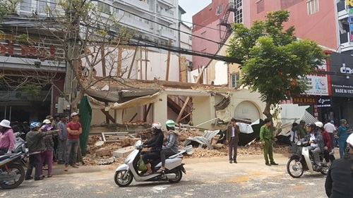Lâm Đồng: Tường nhà sập khi đang tháo dỡ, 3 công nhân bị vùi lấp