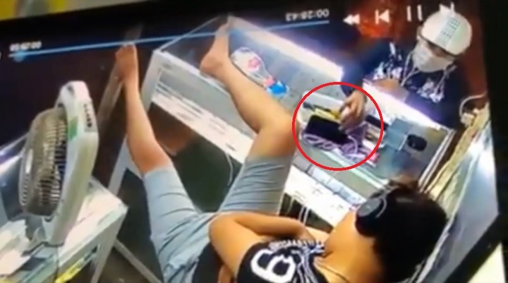 Video: Tên trộm táo tợn và tận cửa hàng lấy điện thoại