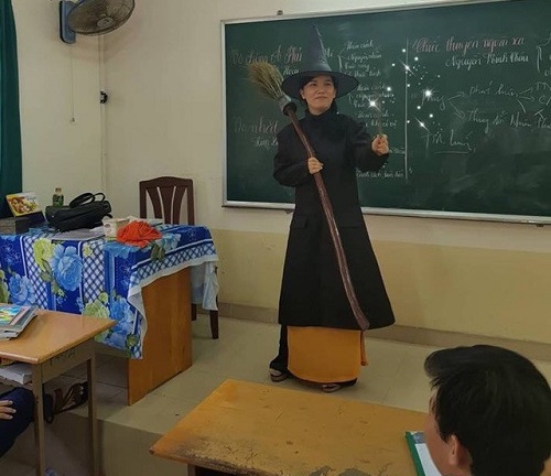 Cô giáo hóa trang thành phủ thủy để học sinh có hứng ôn thi môn Văn