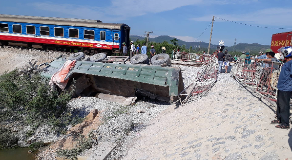 Vụ tàu chở 400 khách bị lật ở Thanh Hóa: Công an mời 2 gác chắn đường sắt để điều tra