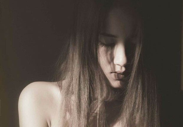 Nữ người mẫu nude tố họa sĩ hiếp dâm hé lộ nguyên nhân