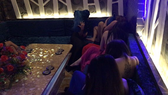 Cảnh sát đạp cửa phòng VIP nhà hàng, phát hiện nữ tiếp viên múa thoát y phục vụ khách