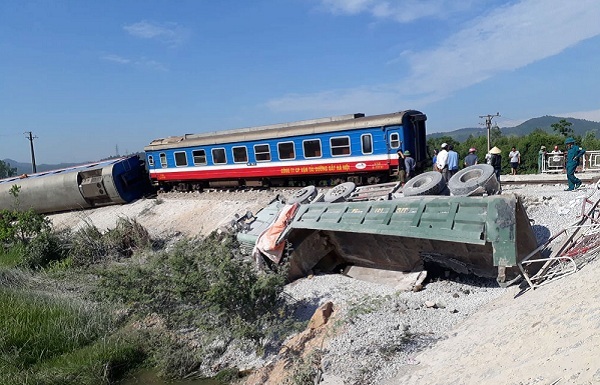 Infographic: Những vụ tai nạn thảm khốc khi ô tô cắt mặt đường ray