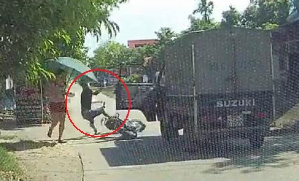 Video: Xe tải mở cửa bất cẩn, hất văng nam thanh niên