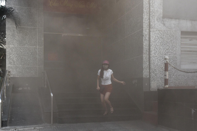 Hiện trường hỗn loạn vụ cháy tầng 18 chung cư Fodacon ở Hà Nội