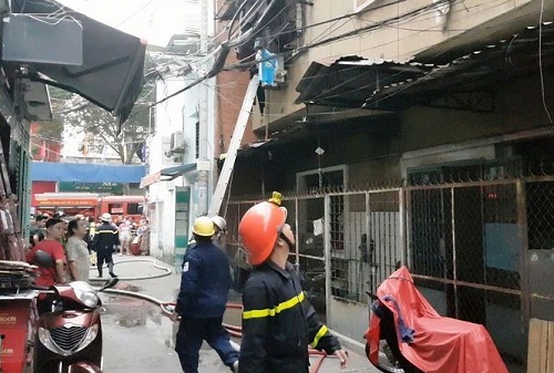 Sài Gòn: Chung cư bốc cháy dữ dội, mẹ già và con trai bị tai biến mắc kẹt