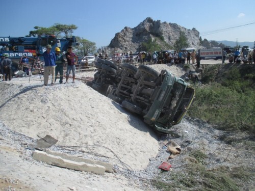 Vụ lật tàu hỏa ở Thanh Hóa: Đến 31/5 mới di dời xong các toa tàu