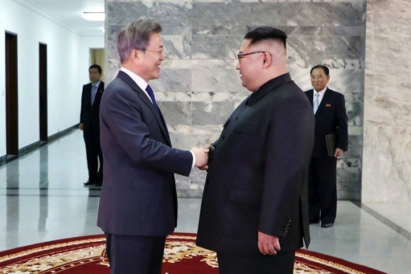 Cận cảnh cuộc gặp bất ngờ của hai nhà lãnh đạo Hàn -Triều