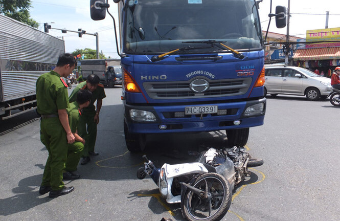 Xe tải tông xe máy, người phụ nữ tử vong thương tâm trước mặt chồng con