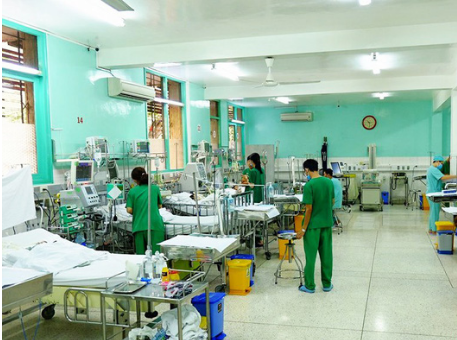 Chạy chơi vướng vào dây rèm cửa sổ, bé trai 5 tuổi bị siết cổ suýt chết