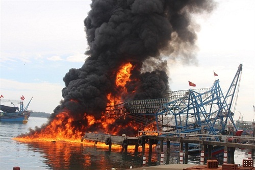 Quảng Nam: Tàu chụp mực 10 tỷ bốc cháy dữ dội tại cảng Kỳ Hà