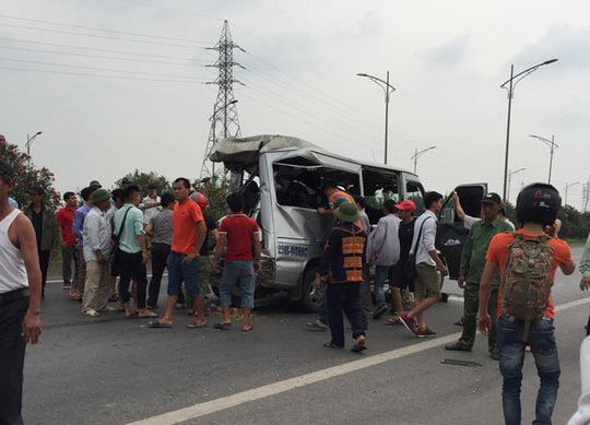 Xe tải va chạm xe khách trên cao tốc Hà Nội - Bắc Giang, 8 người thương vong