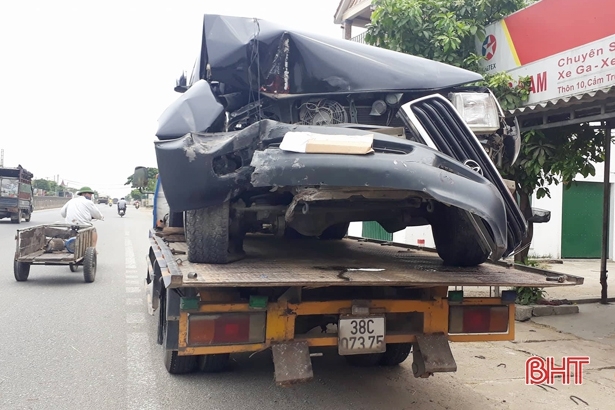 Xe Land Cruiser biển xanh gây tai nạn, 2 người nhập viện