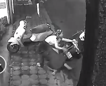 Video: Tên trộm manh động bất lực trước sự chống trả quyết liệt của 2 cô gái