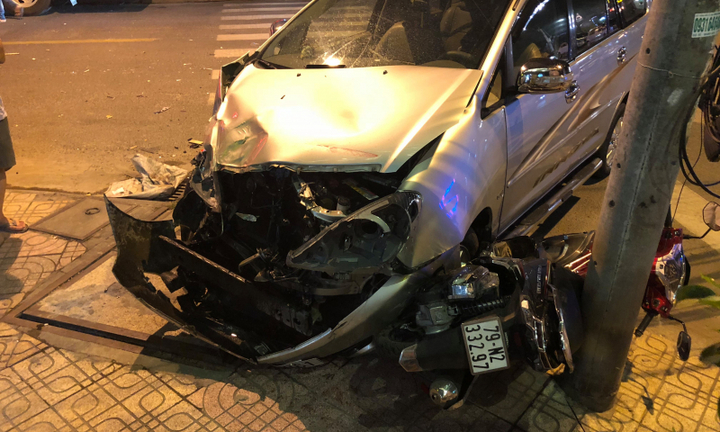 Tông vào xe cứu hỏa, ôtô gây tai nạn liên hoàn khiến 2 mẹ con bị thương