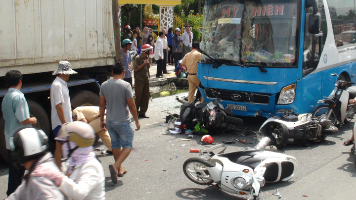 Xe khách tông container cùng hàng loạt xe máy, 5 người bị thương nặng