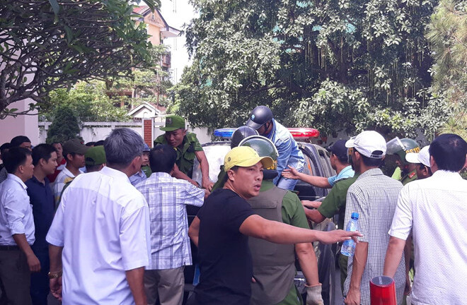 Danh tính nam thanh niên xăm trổ dùng dao khống chế nữ nhân viên