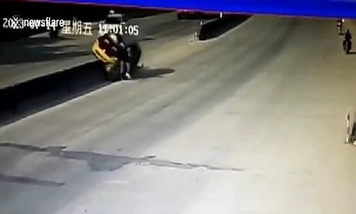 Video: Thoát chết trong gang tấc nhờ nhanh trí nhảy khỏi xe