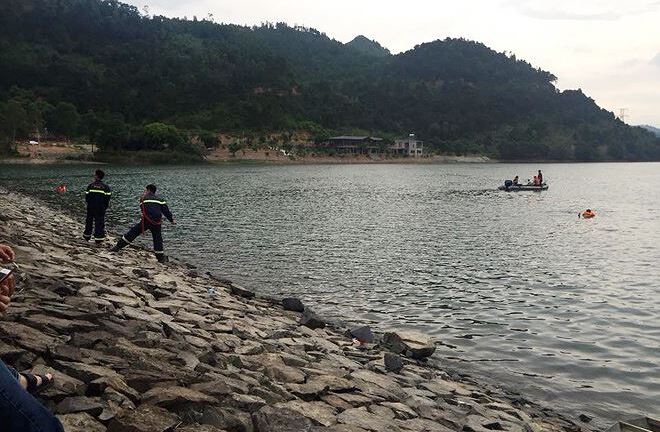 Thông tin bất ngờ vụ đôi nam nữ nắm tay nhau chết dưới lòng hồ ở Hà Nội