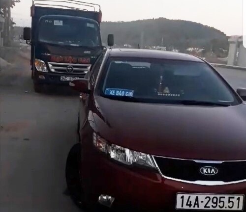 Đình chỉ 3 cán bộ quản lý thị trường đi xe ô tô gắn logo 