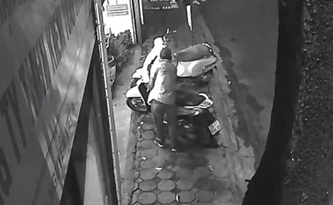 Clip: 5 phụ nữ giằng co quyết liệt với tên trộm SH trên phố Hà Nội