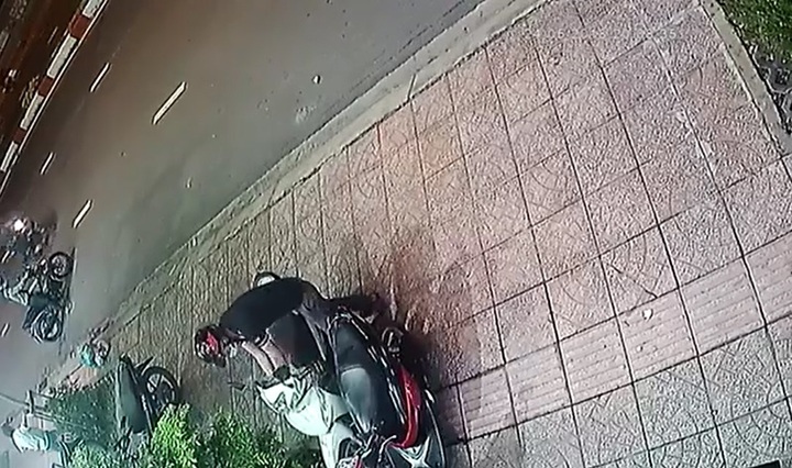 Camera ghi hình thanh niên bẻ khóa, trộm xe máy trong 10 giây