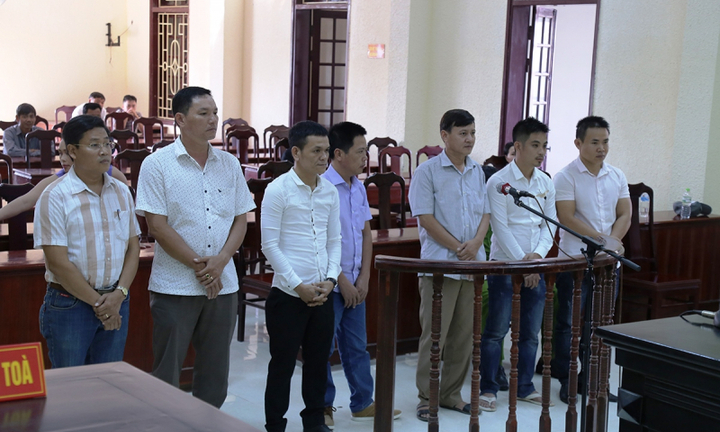 Bí thư phường đánh bạc bị chuyển xuống làm chuyên viên