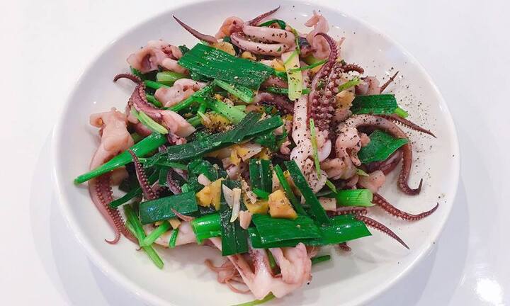Bữa trưa ngon cơm với râu mực xào giòn, ăn là mê
